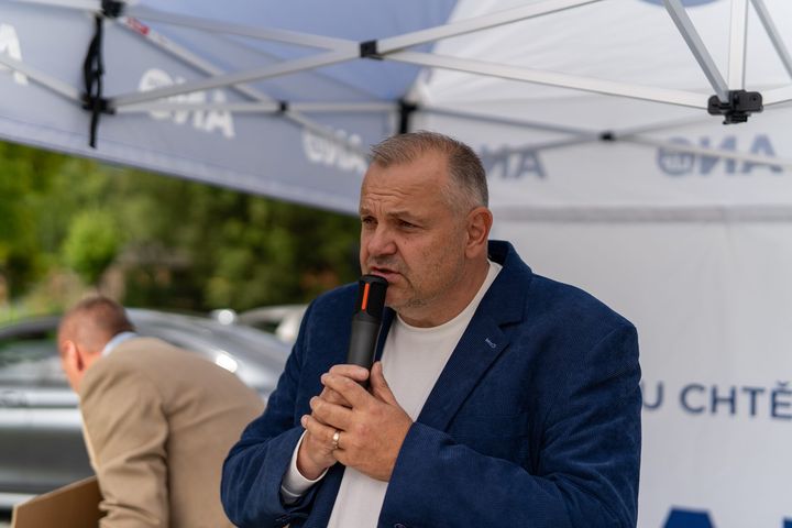 Petr Kopínec mluví k lidem u kruhového objezdu 18. 9. 2026
