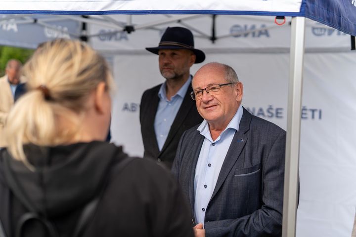 Ministr Aleš Juchelka a senátor Ladislav Václavec v debatě s občany