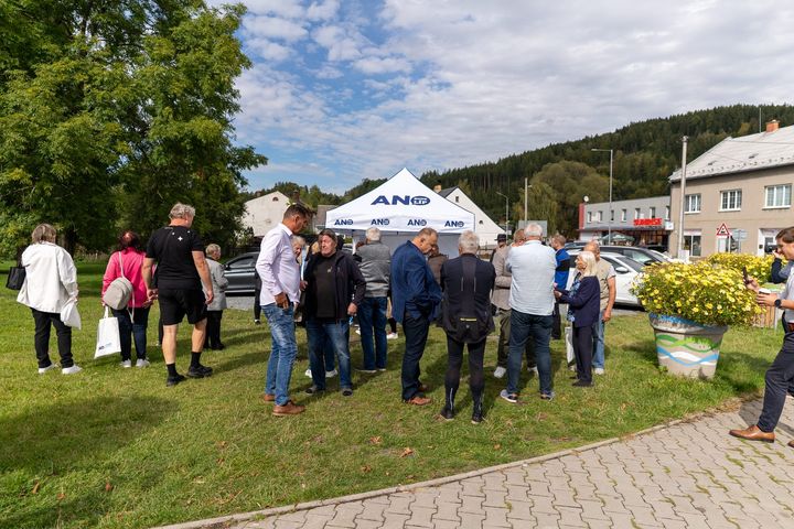 Lidé u stanu ANO u kruhového objezdu ve Vrbně